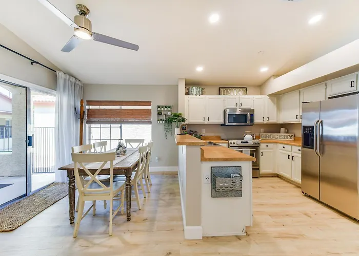 Pool Access! Extended Snowbird Escape In