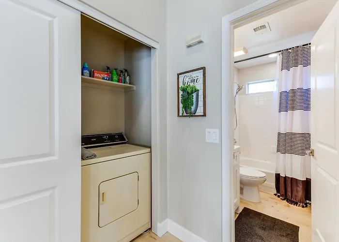 Pool Access! Extended Snowbird Escape In
